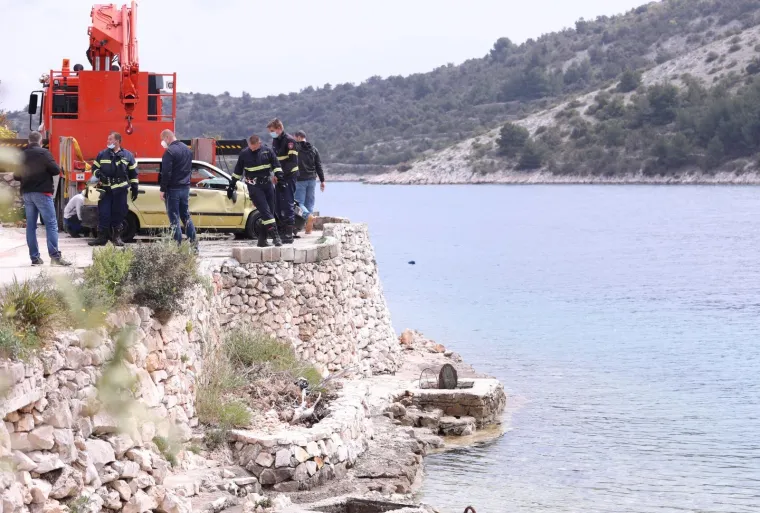 Policija iz mora u Vini&scaron;ću izvlači automobil u kojem je pronađena mrtva osoba