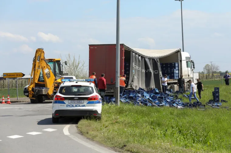 Kamion koji je prevozio pive ostao bez dijela svog tereta