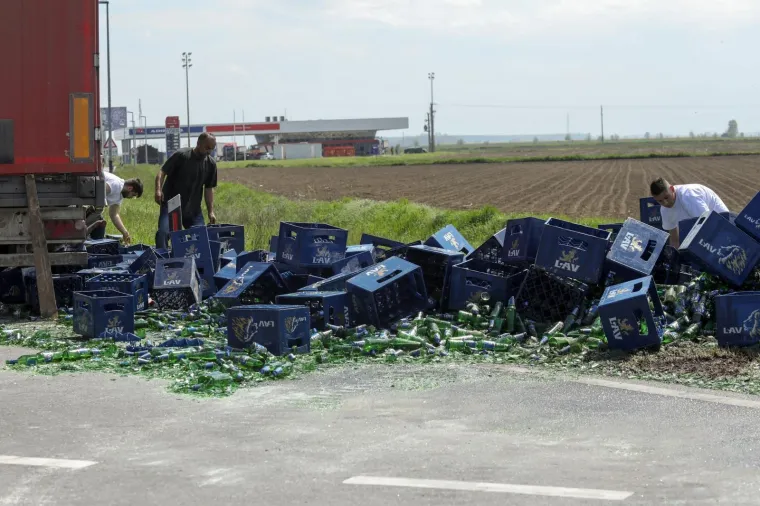 Kamion koji je prevozio pive ostao bez dijela svog tereta