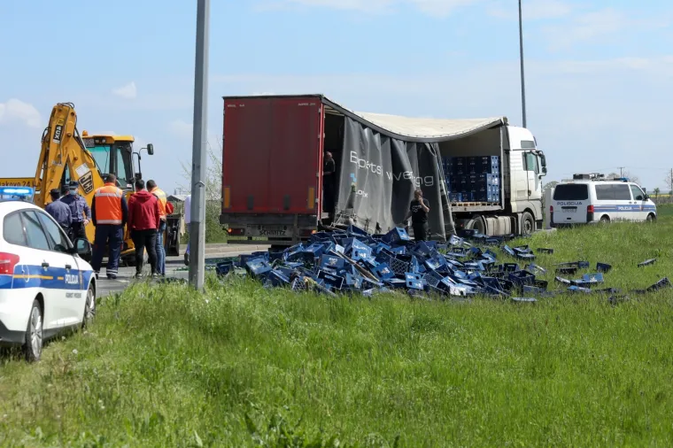 Kamion koji je prevozio pive ostao bez dijela svog tereta