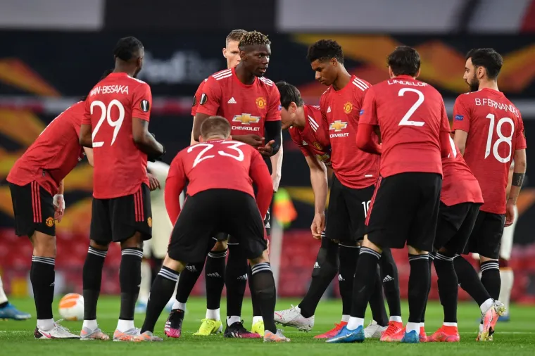 Manchester United je na svom Old Traffordu na krilima fantastičnih Brune Fernandesa i Edinsona Cavanija stigao do uvjerljive 6-2 pobjede protiv Rome. Portugalac i Urugvajac su postigli po dva gola uz po dvije asistencije te praktički odveli svoj sastav u finale.  United je poveo u 9. minuti upravo golom Fernandesa i to nakon odlične akcije u kojoj su sudjelovali Pogba i asistent Cavani. Roma je do odmora uspjela preokrenuti jer je zbog igranja rukom Pogbe gostujući sastav dobio kazneni udarac kojega je u 15. minuti realizirao Pellegrini za 1-1, da bi u 34. minuti Džeko pogodio s pet metara za 1-2 na asistenciju Pellegrinija iako je najvažniji potez u toj akciji bilo Mhtarjanovo proigravanje Pellegrinija.  Iako je vodila sa 2-1, Roma je u prvom poluvremenu imala i prilično nesreće jer su joj se ozlijedila čak trojica igrača, veznjaci Veretout i Spinazzola te vratar Lopes, a to je uvelike došlo na naplatu u nastavku kada je igrao samo Manchester United.  Do izjednačenja su domaći stigli u 48. minuti kada je Cavani najbrže reagirao na odbijenu loptu nakon što je Mirante obranio udarac Wan-Bissake kojega je sjajno proigrao Fernandes. Pogodak za 4-2 postigao je Fernandes u 71. minuti iz kaznenog udarca kojega je izborio Cavani, da bi golove za 5-2 i 6-2 postigli Pogba u 75. minuti na asistenciju Fernandesa te Greenwood u 86. minuti na dodavanje Cavanija.  Sva je prilika kako će uzvrat za tjedan dana u Rimu biti formalnost.  Pobjednici polufinala igrat će u finalu u Gdanjsku 26. svibnja.