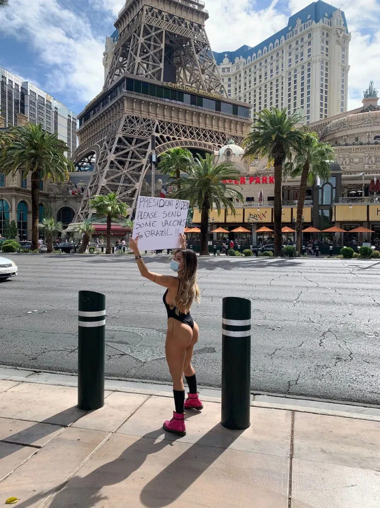 Brazilski model Liziane Gutierrez skinula se u minijaturni badić kako bi poslala poruku predsjedniku Bidenu, moli ga da pošalje još cjepiva u Brazil FOTO: Profimedia