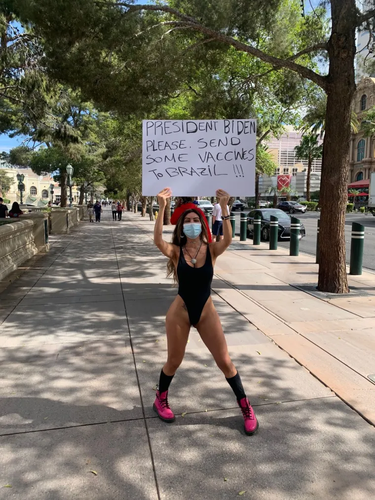 "Molim vas omogućite mojim Brazilcima još cjepiva. Ljudi su u problemima", napisala je komad papira dok je paradirala ulicama Las Vegasa FOTO: Profimedia