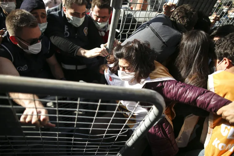 Dramatične fotogafije iz Turske! Stotine uhićenih na prvomajskim prosvjedima: Kri&scaron;ili su policijski sat