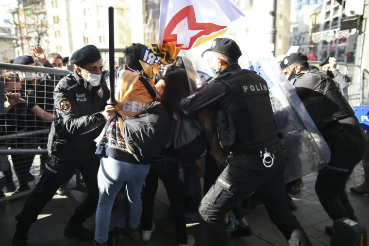 Dramatične fotogafije iz Turske! Stotine uhićenih na prvomajskim prosvjedima: Kri&scaron;ili su policijski sat