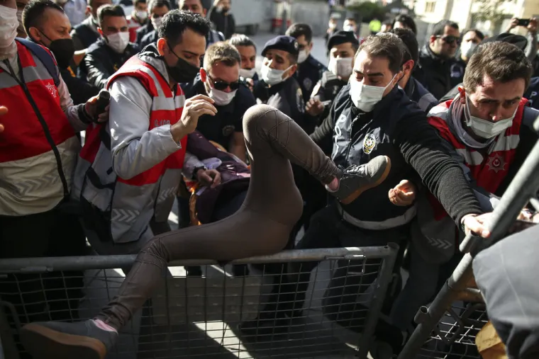 Dramatične fotogafije iz Turske! Stotine uhićenih na prvomajskim prosvjedima: Kri&scaron;ili su policijski sat