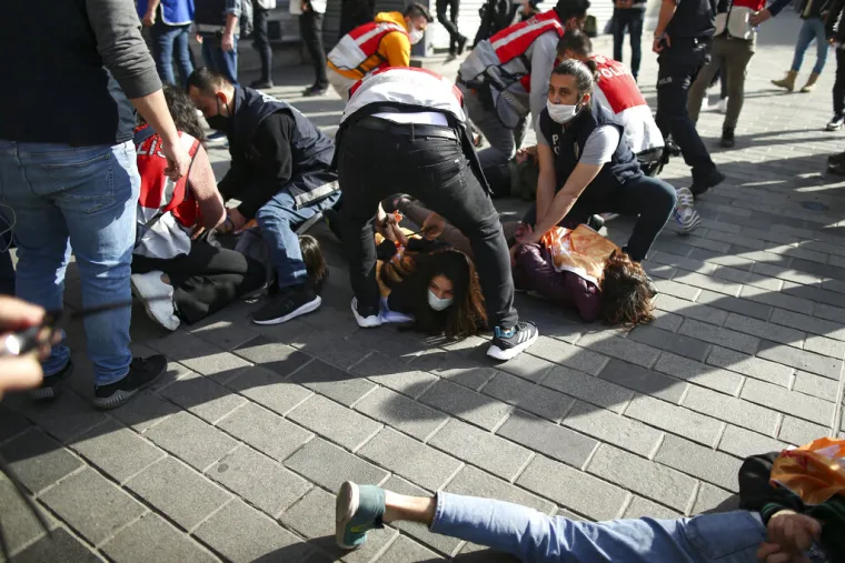 Dramatične fotogafije iz Turske! Stotine uhićenih na prvomajskim prosvjedima: Kri&scaron;ili su policijski sat