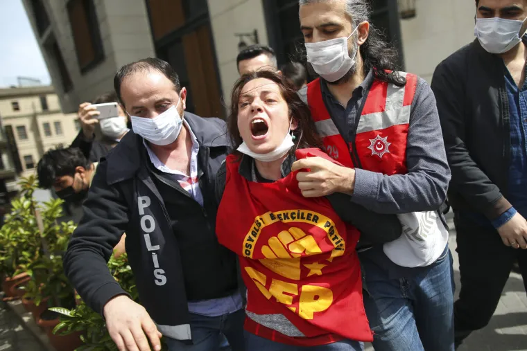 Dramatične fotogafije iz Turske! Stotine uhićenih na prvomajskim prosvjedima: Kri&scaron;ili su policijski sat