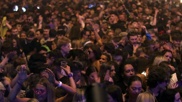 Kao da korona ne postoji! 3000 ljudi plesalo na partyju, bez maski i bez distance