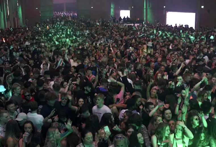 Kao da korona ne postoji! 3000 ljudi plesalo na partyju, bez maski i bez distance