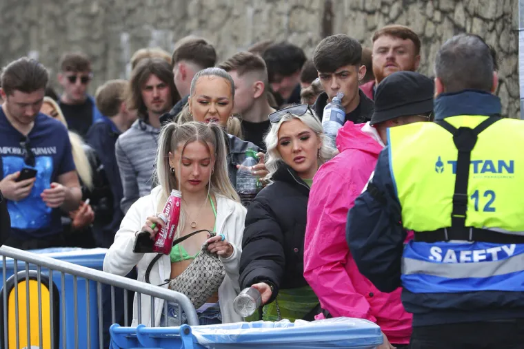 Kao da korona ne postoji! 3000 ljudi plesalo na partyju, bez maski i bez distance