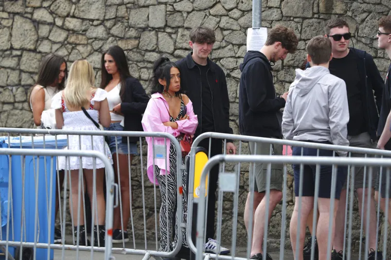 Kao da korona ne postoji! 3000 ljudi plesalo na partyju, bez maski i bez distance