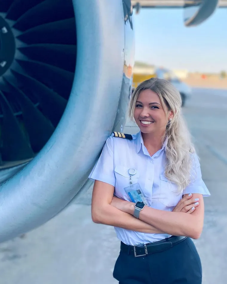 SVI OSTANU BEZ RIJEČI KADA JOJ ZAVIRE NA PROFIL OVE SEKSI PILOTKINJE: Tamo ćete naći ljepote koje rijetke žene mogu prikazati