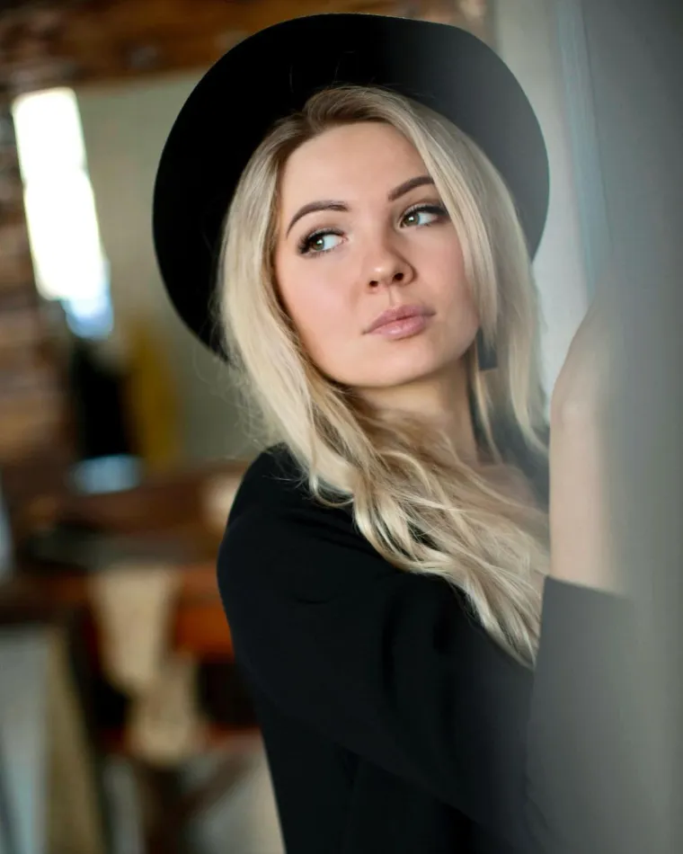 Doslovno. Naime, ta djevojka podrijetlom iz Sibira je...