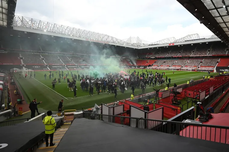 Navijači Manchester Uniteda na travnjaku Old Trafforda. Foto: Profimedia