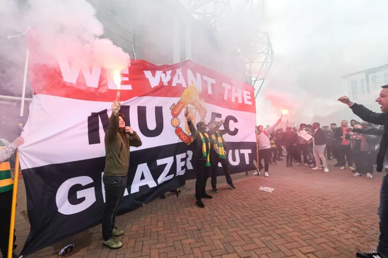 Utakmica je odgođena jer su navijači Uniteda nekoliko sati prije početka najvećeg engleskog nogometnog derbija provalili na travnjak Old Trafforda tražeći odlazak vlasnika kluba.   Foto: Profimedia