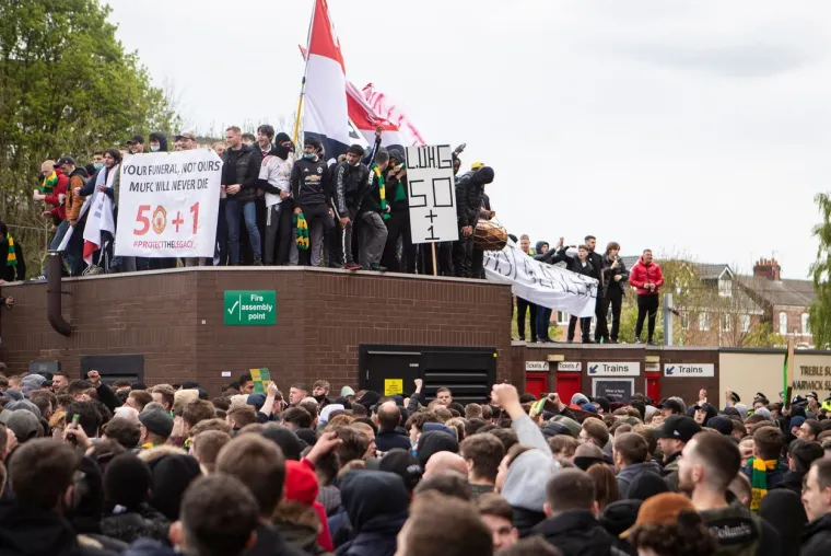 Dok su se stotine probile do teren, tisuće navijača ostalo je ispred stadiona, a jedna je skupina poku&scaron;ala blokirati hotel Lowry u kojem su bili smje&scaron;teni igrači Uniteda kako bi ih spriječili da se ukrcaju u klupski autobus.  Foto: Profimedia