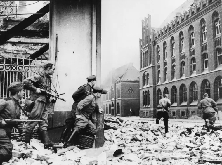 DAN KOJI JE NIJEMCE ZAVIO U CRNO: Hitler je znao što slijedi - ubio se samo dva dana prije ovih scena užasa