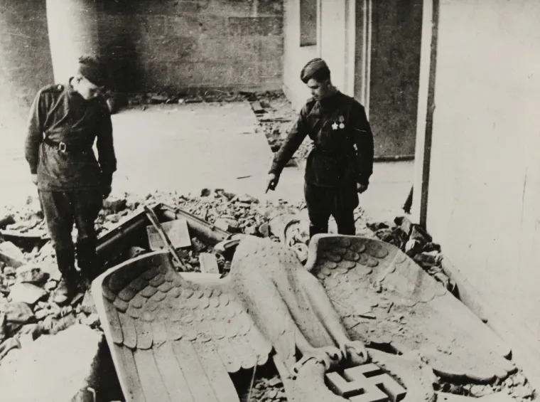 DAN KOJI JE NIJEMCE ZAVIO U CRNO: Hitler je znao što slijedi - ubio se samo dva dana prije ovih scena užasa