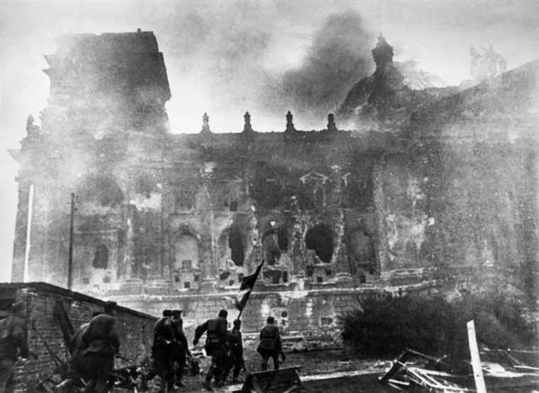 DAN KOJI JE NIJEMCE ZAVIO U CRNO: Hitler je znao što slijedi - ubio se samo dva dana prije ovih scena užasa