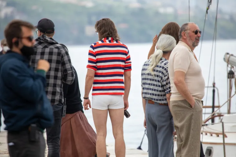 Bill je unatoč činjenici da je pokorio Hollywood ostao samozatajan, a za potrebe snimanja promijenio je svoj imidž do neprepoznatljivosti. Zgodni glumac pustio je bradu i kosu, a setom se prošetavao u vrućim bijelim hlačicama i uskoj majici kratkih rukava. Foto: Nel Pavletic/PIXSELL