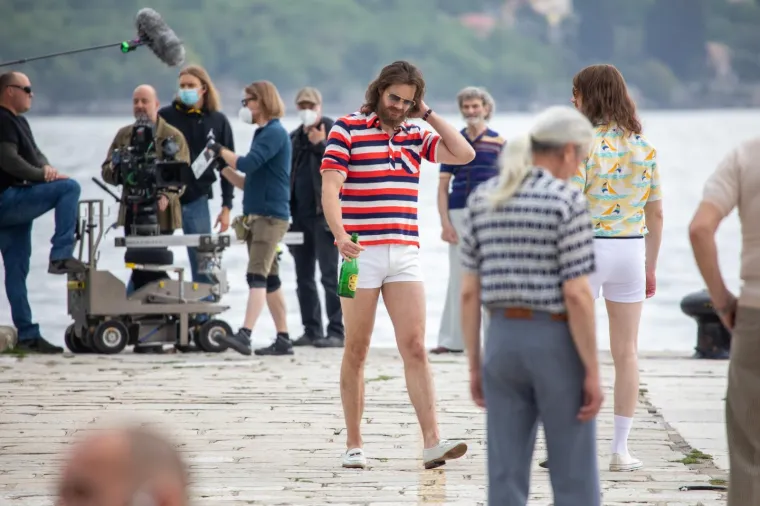 Popularni &scaron;vedski glumac Bill Skarsgard trenutno boravi u Opatiji, gdje se snima nova Netflixova serija "Clark" u kojoj tumači naslovnu ulogu. On je najpoznatiji po svojoj ulozi stra&scaron;nog klauna u kultnom hororu "Ono" koji je snimljen prema istoimenom romanu Stephena Kinga. Foto: Nel Pavletic/PIXSELL