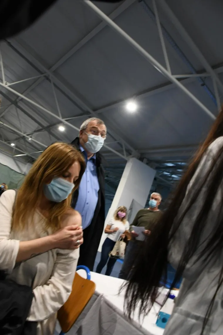 U Virovitici počelo prvo hrvatsko drive-in cijepljenje, stigao i Capak