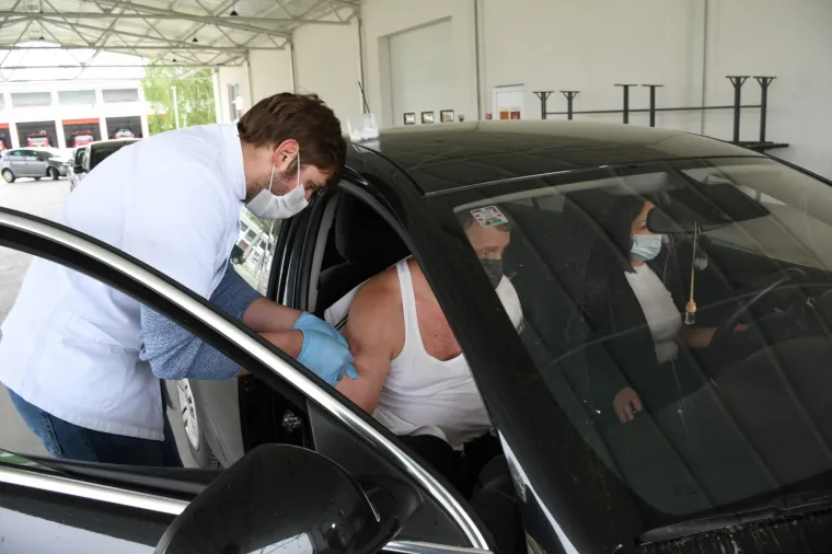 U Virovitici počelo prvo hrvatsko drive-in cijepljenje, stigao i Capak