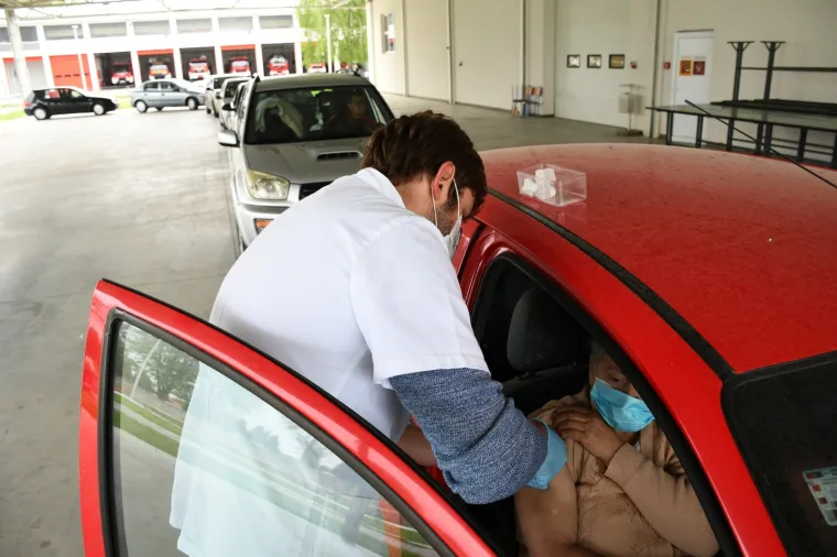 U Virovitici počelo prvo hrvatsko drive-in cijepljenje, stigao i Capak