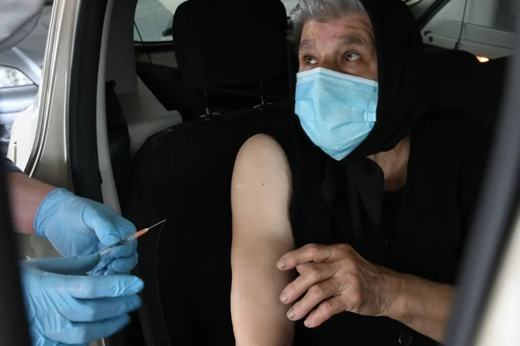 U Virovitici počelo prvo hrvatsko drive-in cijepljenje, stigao i Capak