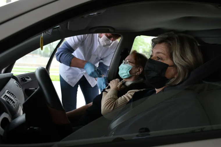 U Virovitici počelo prvo hrvatsko drive-in cijepljenje, stigao i Capak