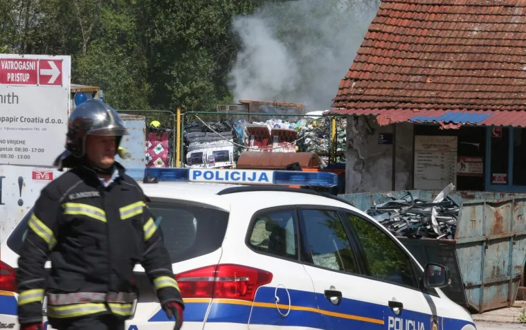 Drama u Novom Zagrebu! Izbio požar u reciklažnom dvori&scaron;tu, gusti dim sukljao je u zrak