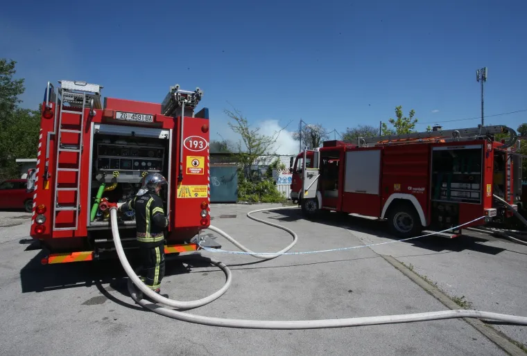 Drama u Novom Zagrebu! Izbio požar u reciklažnom dvori&scaron;tu, gusti dim sukljao je u zrak
