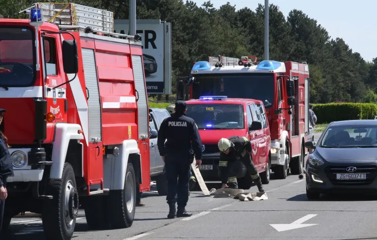 Drama u Novom Zagrebu! Izbio požar u reciklažnom dvori&scaron;tu, gusti dim sukljao je u zrak