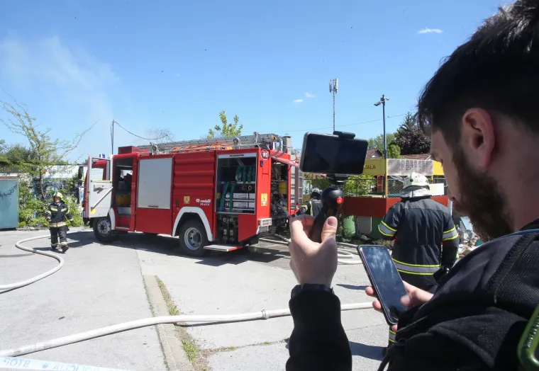 Drama u Novom Zagrebu! Izbio požar u reciklažnom dvori&scaron;tu, gusti dim sukljao je u zrak
