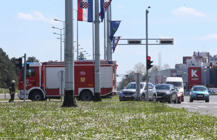 Drama u Novom Zagrebu! Izbio požar u reciklažnom dvori&scaron;tu, gusti dim sukljao je u zrak