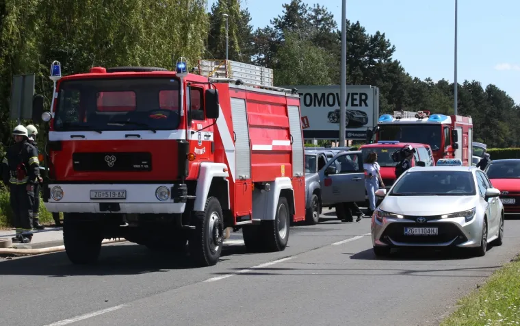 Drama u Novom Zagrebu! Izbio požar u reciklažnom dvori&scaron;tu, gusti dim sukljao je u zrak