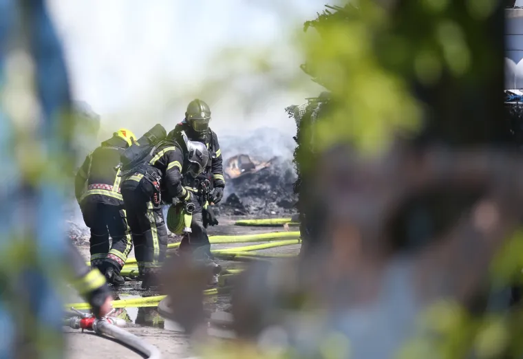 Drama u Novom Zagrebu! Izbio požar u reciklažnom dvori&scaron;tu, gusti dim sukljao je u zrak