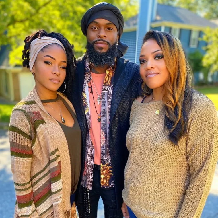 Kevin je organizirao njihovo upoznavanje, a djevojke su odmah osjetile snažnu platonsku poveznicu i prihvatile ideju.