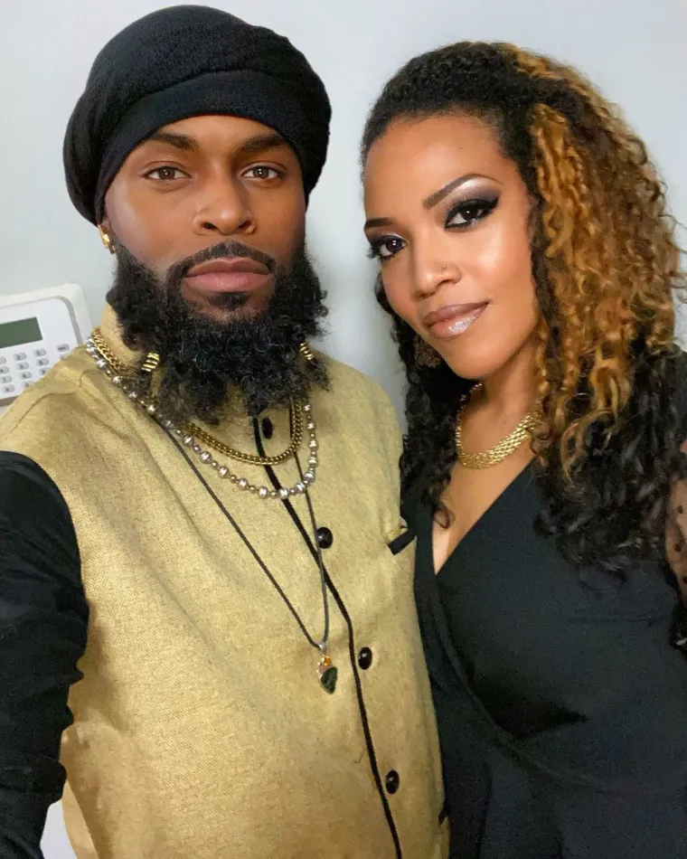 Njihova veza u troje započela je u travnju 2020. godine.