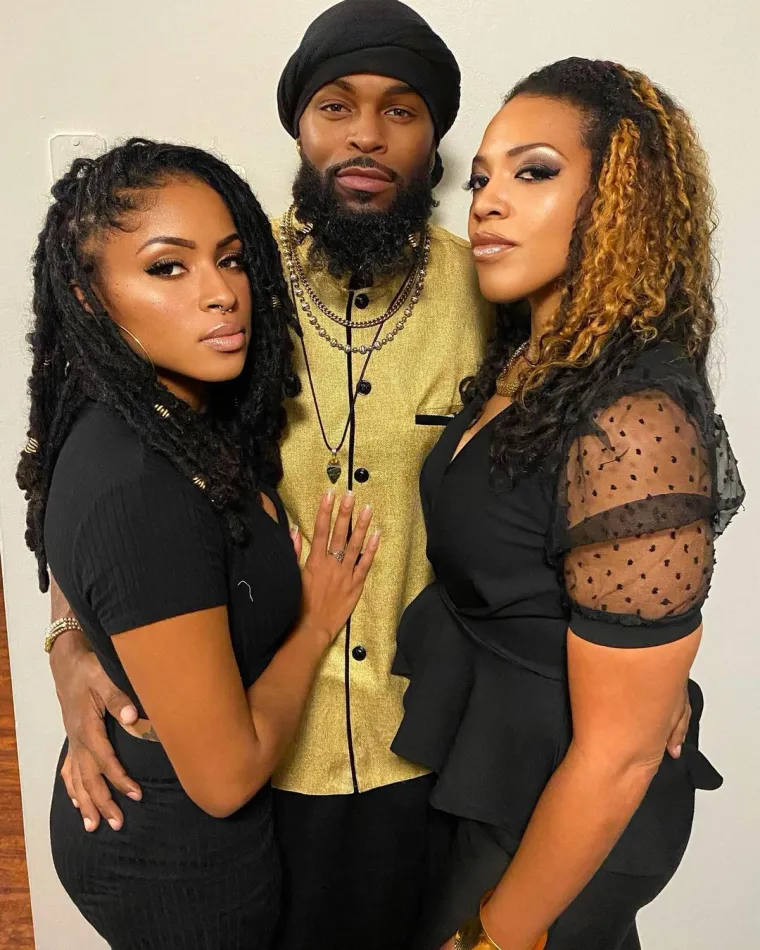 Tada Kevin pazi da niti jednoj od njih ne pokazuje previ&scaron;e simpatija kako ne bi buknuo požar. Ali, tvrdi, stvar funkcionira.