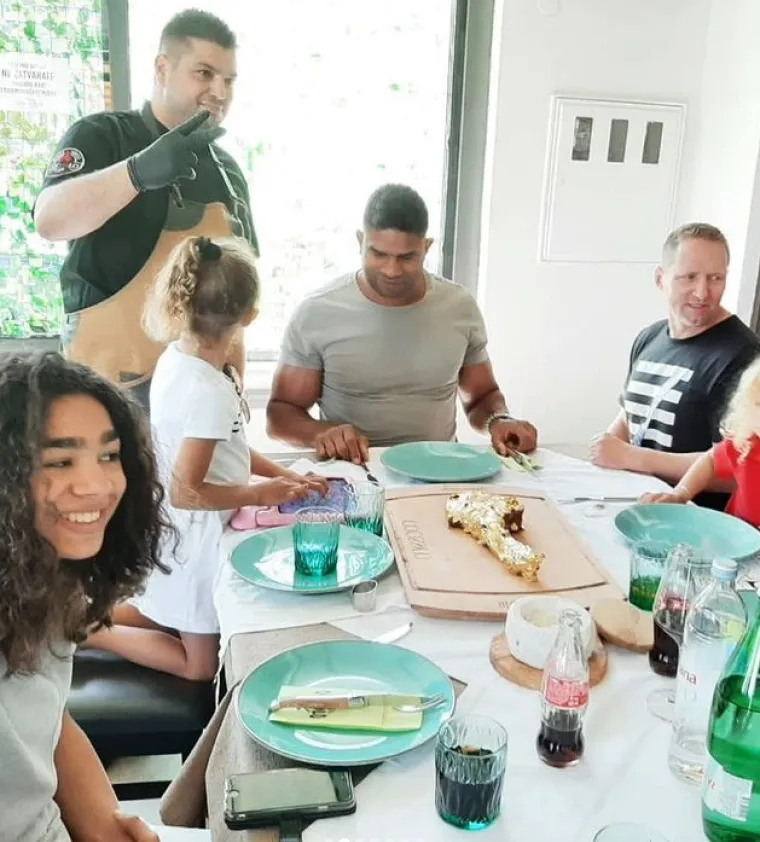 Nizozemac se vratio u Hrvatsku te se družio s na&scaron;im najboljim kickboksačem Antoniom Plazibatom (27) i uživao u delicijama koje su svijetu predstavile jedan trogirski restoran. (Instagram)