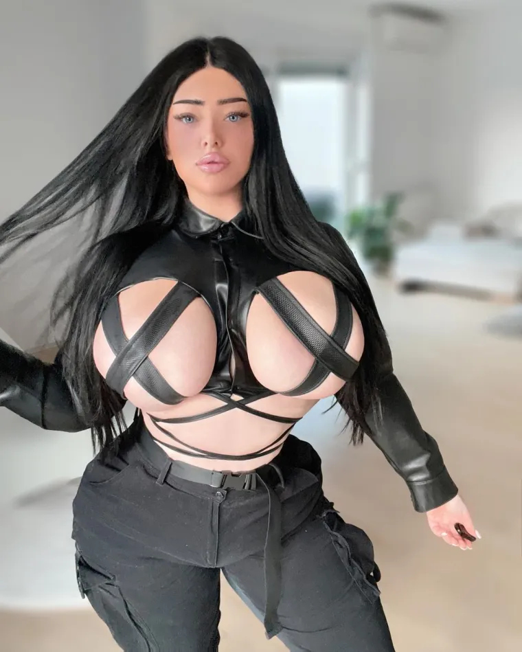 Na OnlyFans platformi za odrasle ima preko 35.000 pretplatnika, a za svoj sadržaj naplaćuje 3,60 funti (31 kunu).
"Uvijek naporno radim i dajem 110 posto od sebe u tome i to mi se vraća", zaključila je Claudia koja nije htjela otkrili koliko zarađuje mjesečno.
