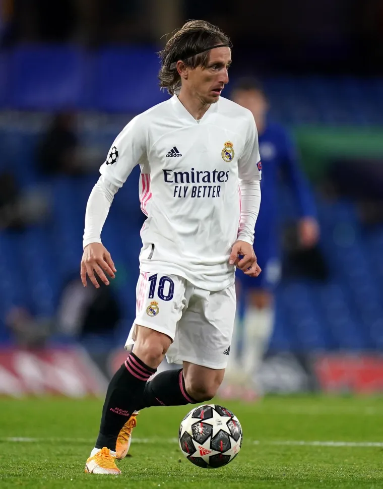 Luka se borio, poput ratnika ali nije mogao sam, na njemu su stalno dvojica 'bdjela', u njegovoj blizini koji su mu kratili prostor za dodavanje, ali isto tako kapetan Vatrenih u prvom je dijelu posebno dolazio u zavr&scaron;nicu.