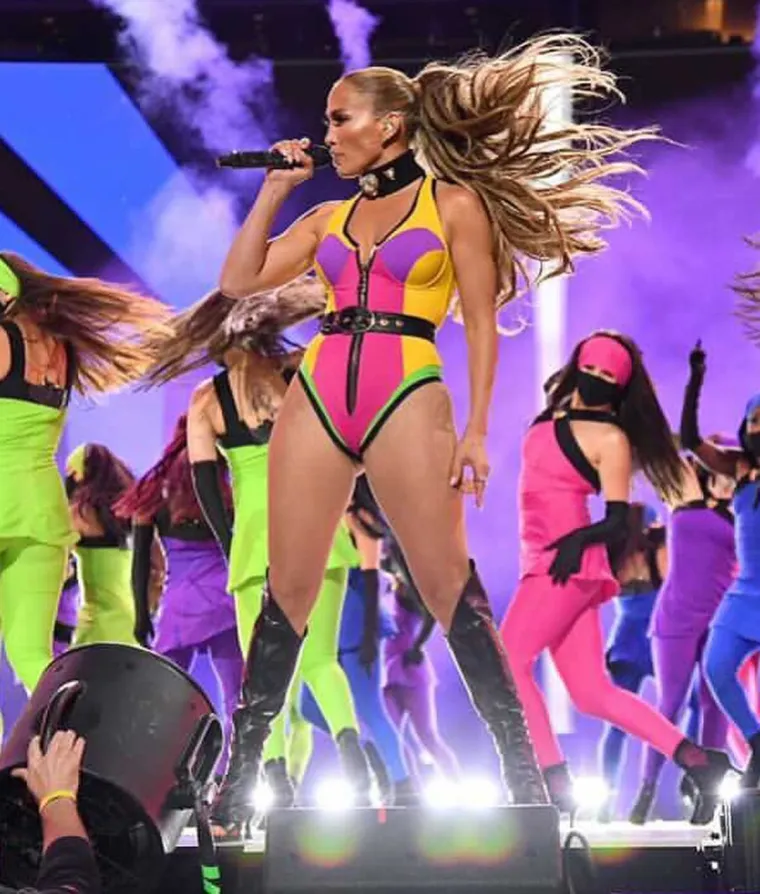 Latino diva je tijekom nastupa promijenila četiri outfita. Najvi&scaron;e pozornosti izazvao je pritom efektni bodi u žarkim bojama u kojem je J.Lo pokazala da je mukotrpnim treninzima i zdravom prehranom svoje tijelo dovela do savr&scaron;enstva.