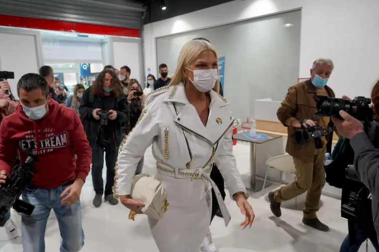 Popularna srpska pjevačica Jelena Karleuša (42) cijepila se protiv covida-19 u Beogradu.