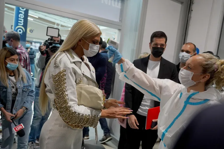 Pravi spektakl uslijedio je kada je samoprozvana diva napokon skinula jaknu i došla na red za cijepljenje.