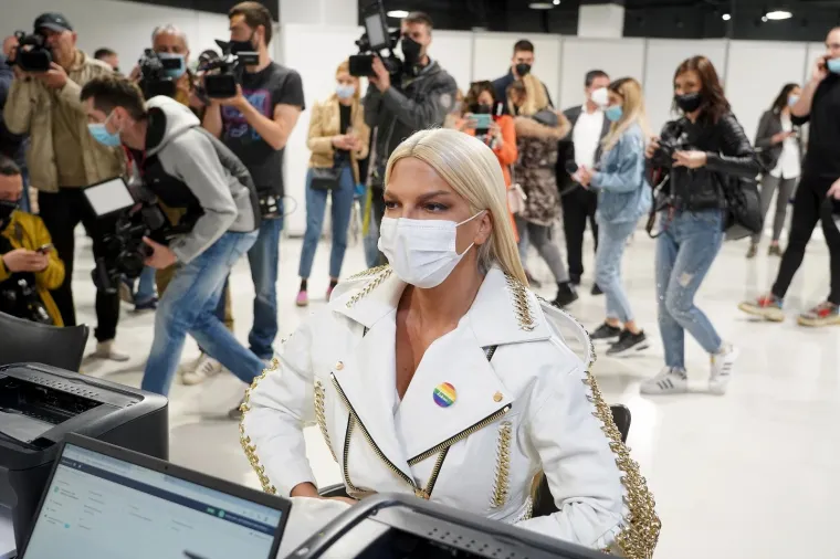 Na sebi je nosila usku bijelu haljinu, preko koje je prebacila bijelu jaknu sa zlatnim detaljima, na nogama je imala bijele Versace sandale i u rukama Bottega Veneta torbu, čija je cijena oko 22.000 kuna.