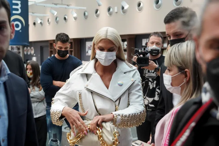 Njezin dolazak na punkt za cijepljenje u trgovačkom centru U&scaron;će u Novom Beogradu popratili su brojni srpski mediji, a Jelena se i za tu prigodu obukla u "svome stilu".