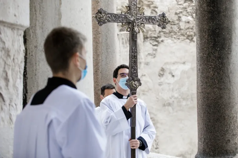 Mnoštvo vjernika je slavilo sv. Dujma ispred i u katedrali